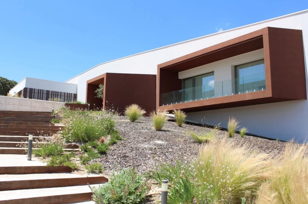 Fachada exterior moderna con marcos de acero corten de Bodega Aalto en Quintanilla de Arriba