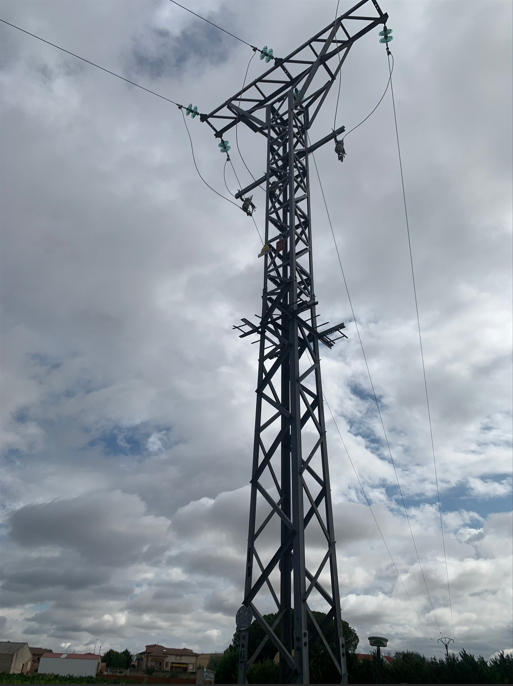 Apoyo y Línea Aérea de Alta Tensión — Nava de Roa