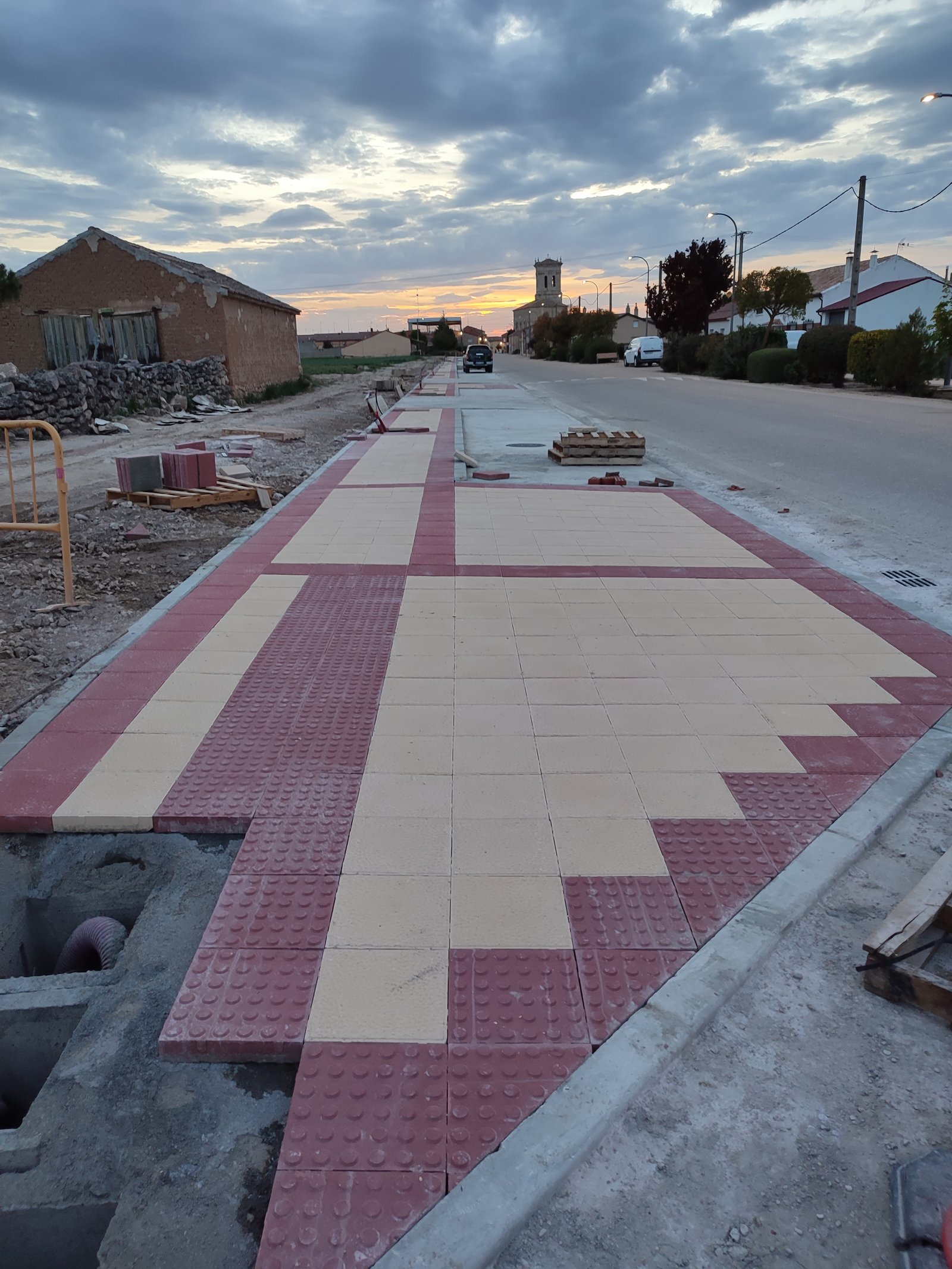 Preparación de zahorras y canalizaciones bajo acera de la avenida