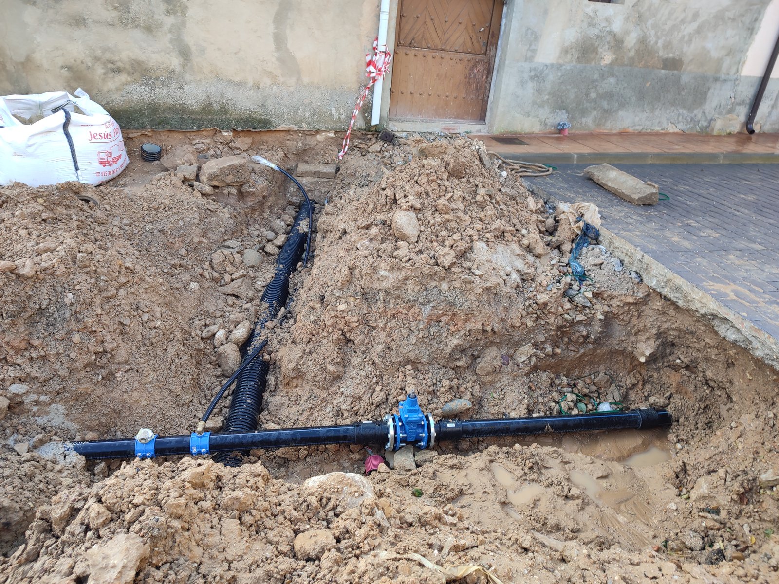 Fase de excavación para renovación de redes en Calle Mayor de Gormaz