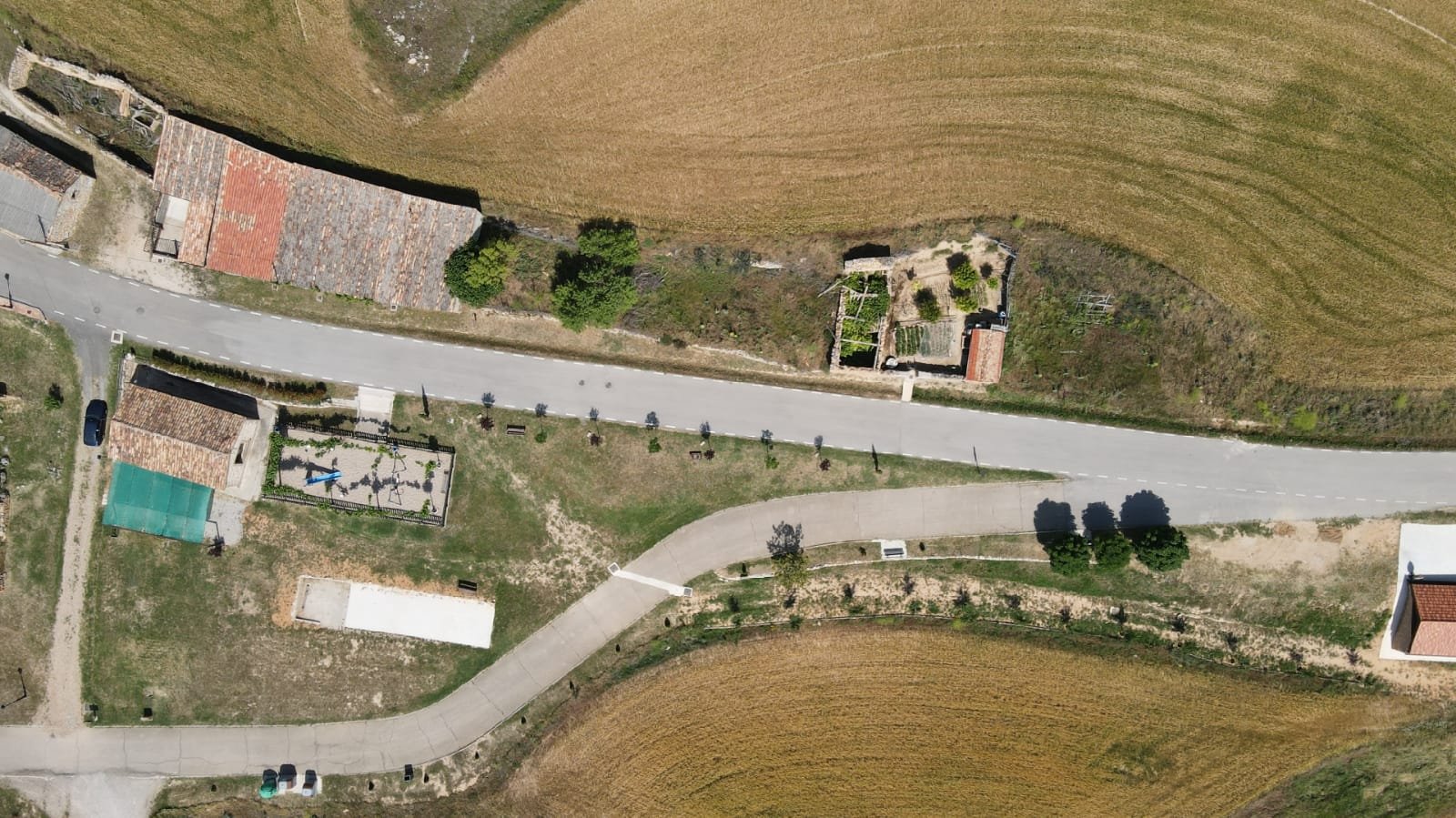 Instalación de tuberías y canalizaciones eléctricas bajo calzada en Gormaz