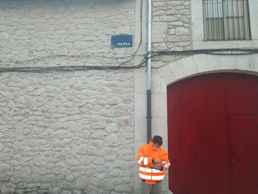 Técnico verificando el alumbrado público en Campaspero