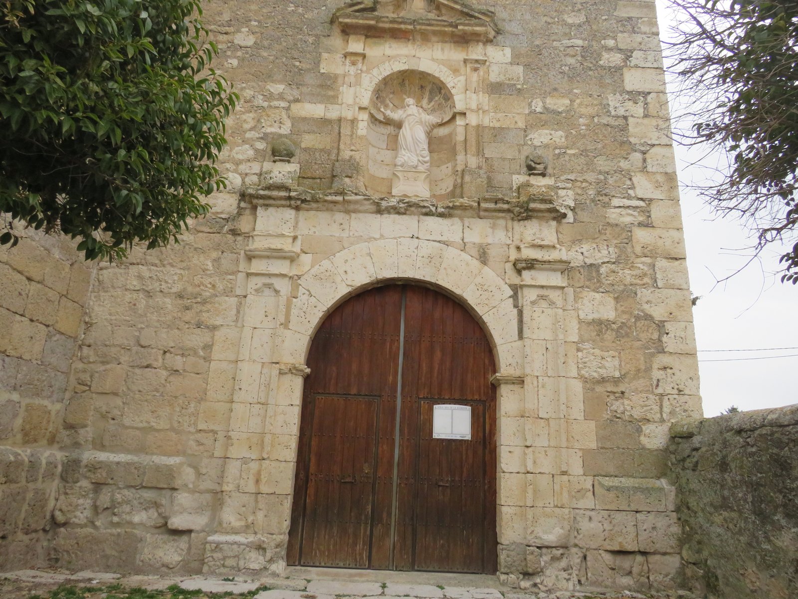 Andamios montados en el pórtico de la iglesia para su consolidación estructural