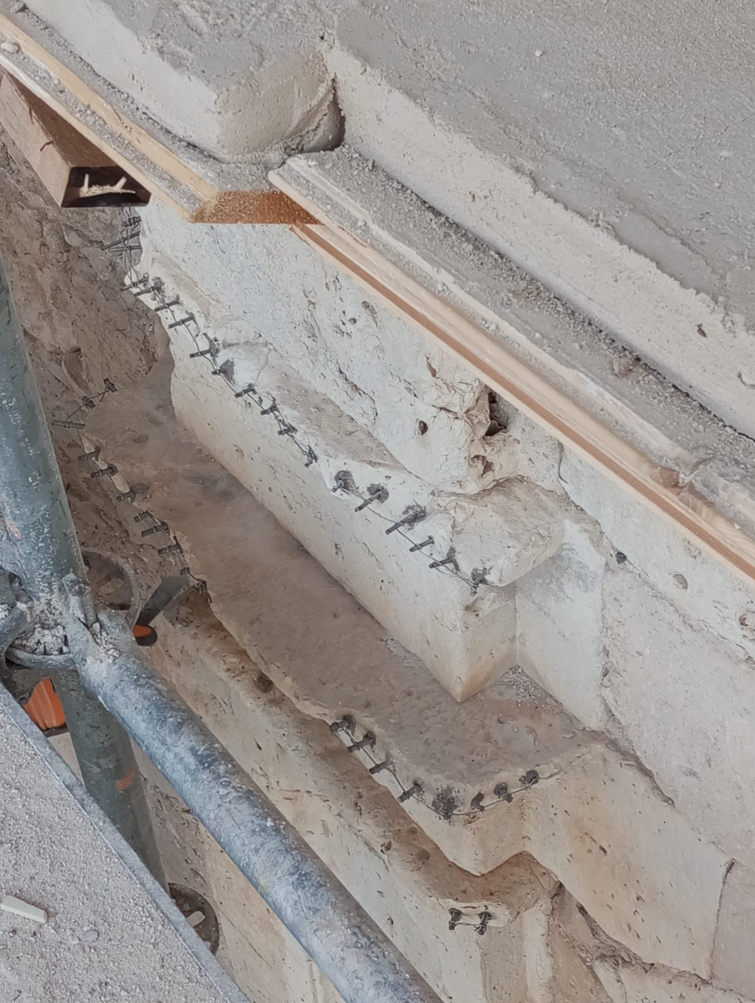 Sistema de apuntalamiento de arcos en el pórtico de la iglesia