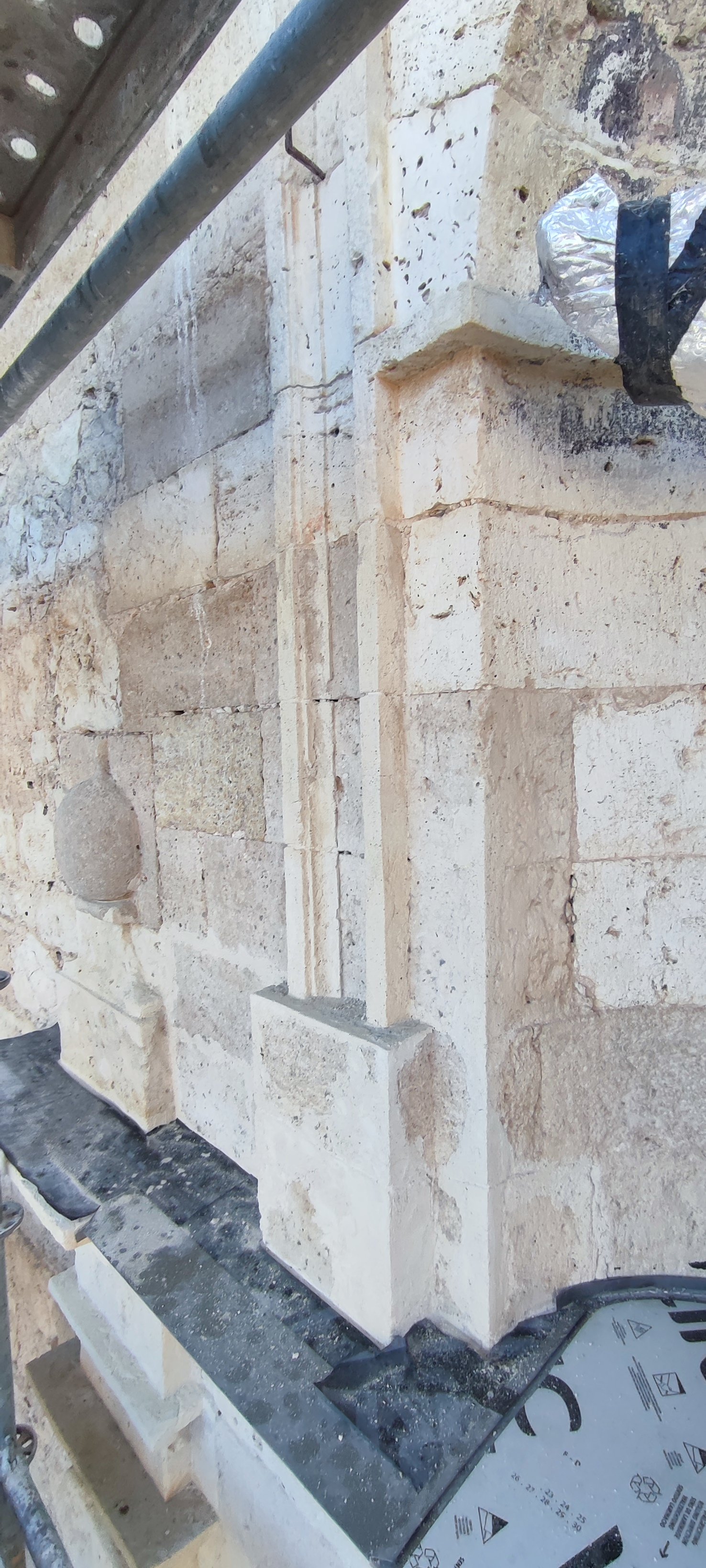 Detalle de canecillos y ménsulas de piedra restauradas