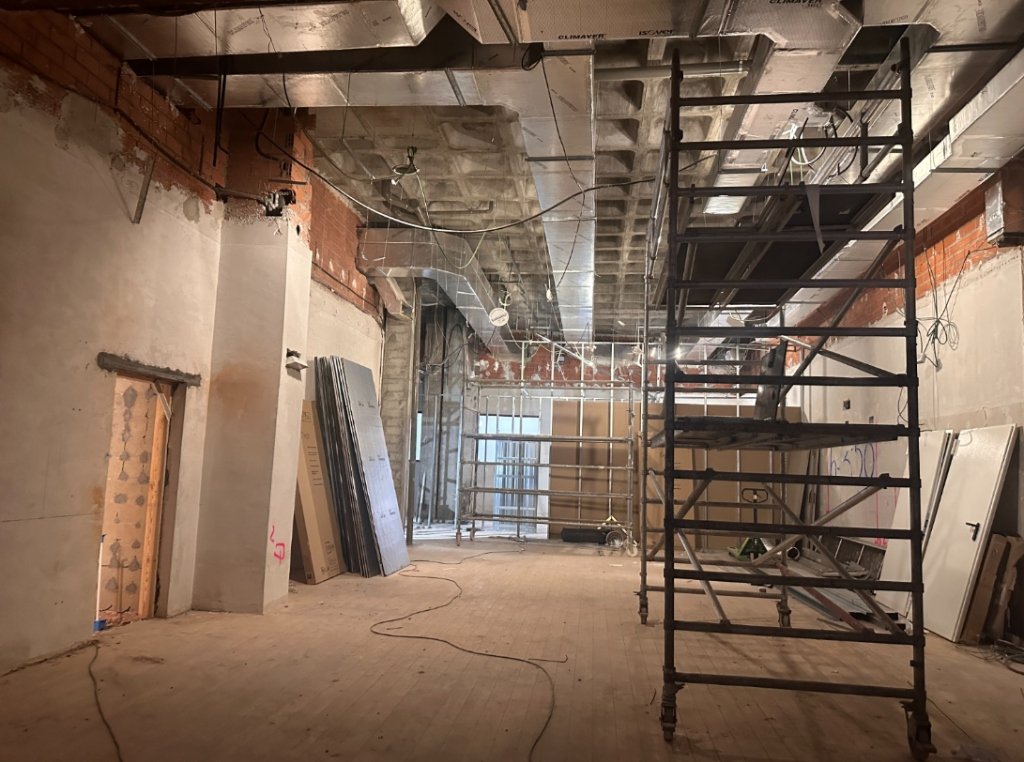 Fase de estructura interior, andamiaje e instalaciones de climatización en el centro de Fremap