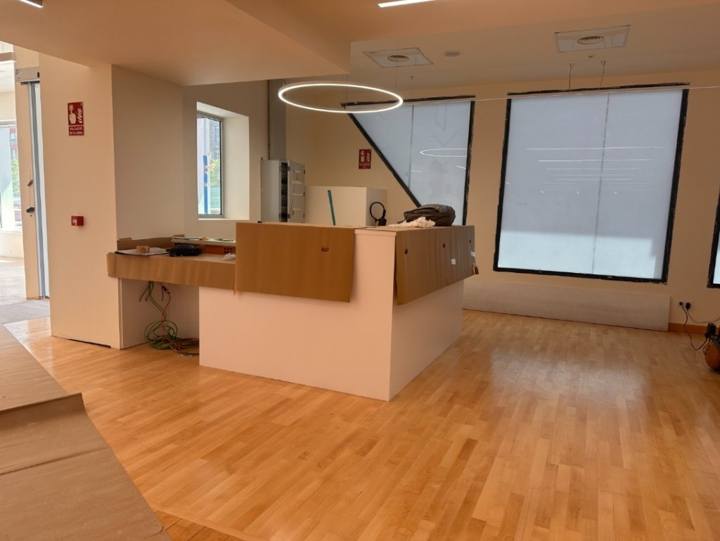 Zona de recepción y sala de espera terminada en el centro de Fremap en Valladolid