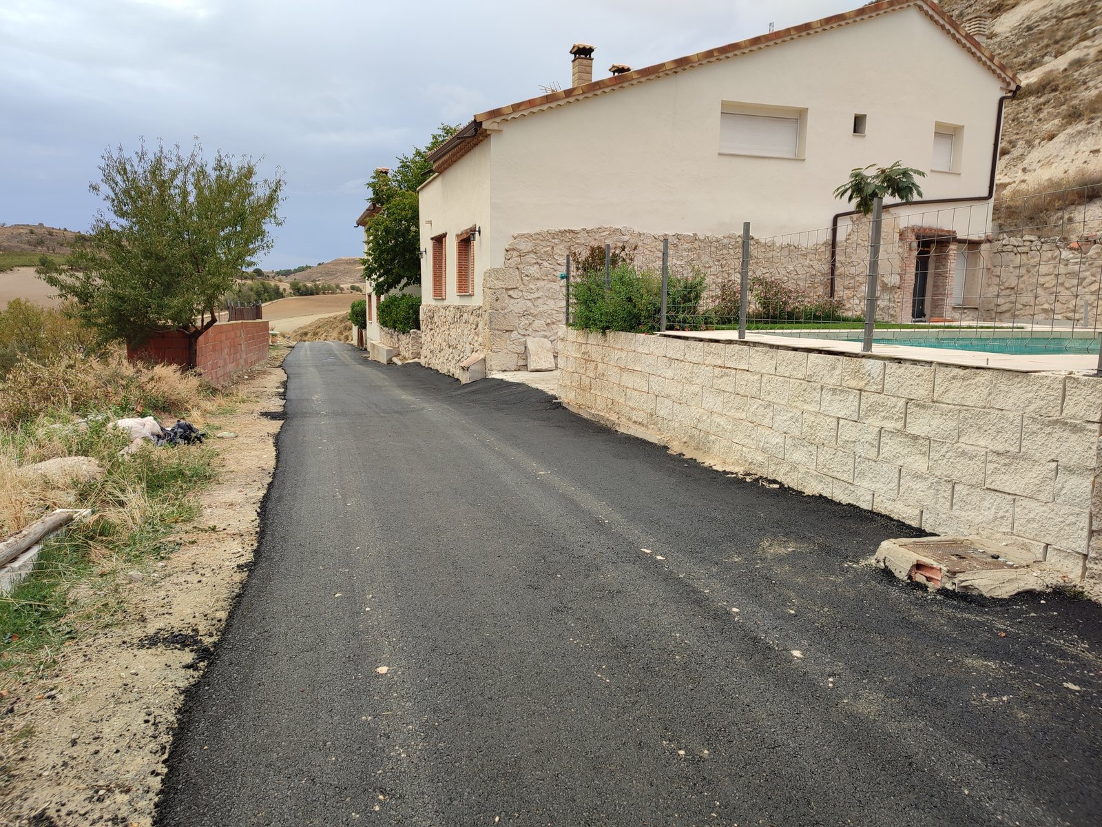 Pavimento de hormigón con acabado en relieve en las calles de Molpeceres