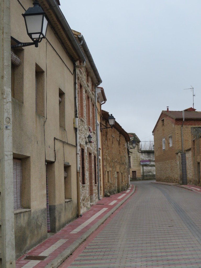 Calle principal con alumbrado público en Olmos de Peñafiel