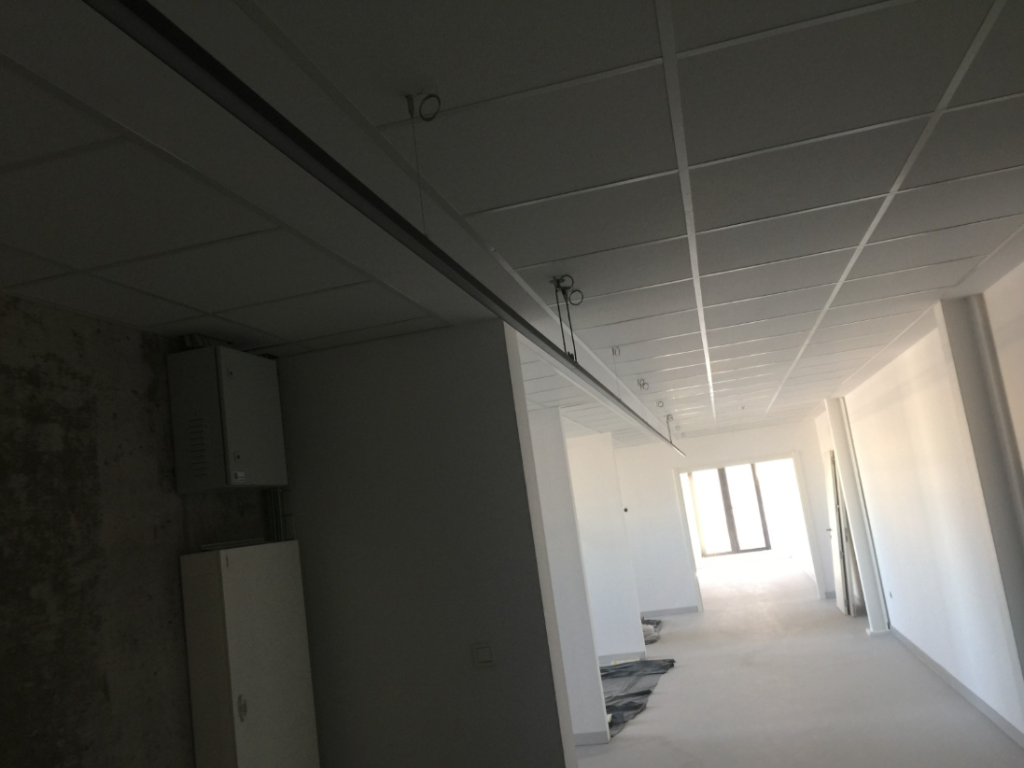 Falso techo y bandejas de instalación eléctrica de oficinas en Potencia y Control