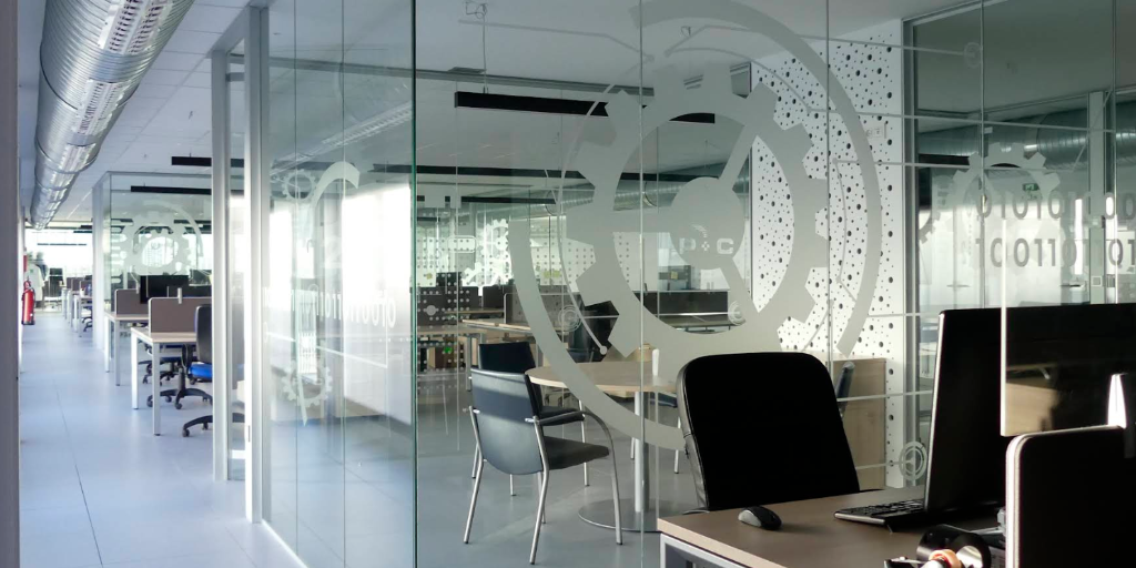 Oficinas y despachos de Potencia y Control con mamparas de cristal y vinilo corporativo