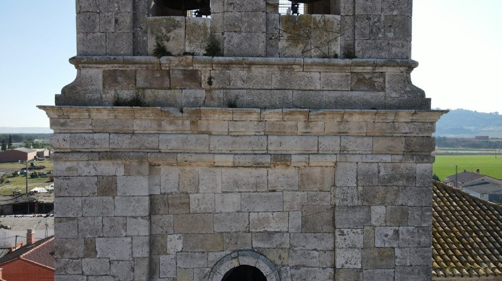 Detalle de sillería de piedra en la torre de la iglesia de Quintanilla de Arriba