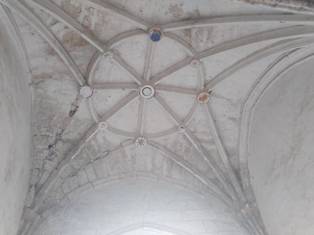 Detalle de los nervios de piedra y claves circulares de la bóveda de la iglesia en Manzanillo