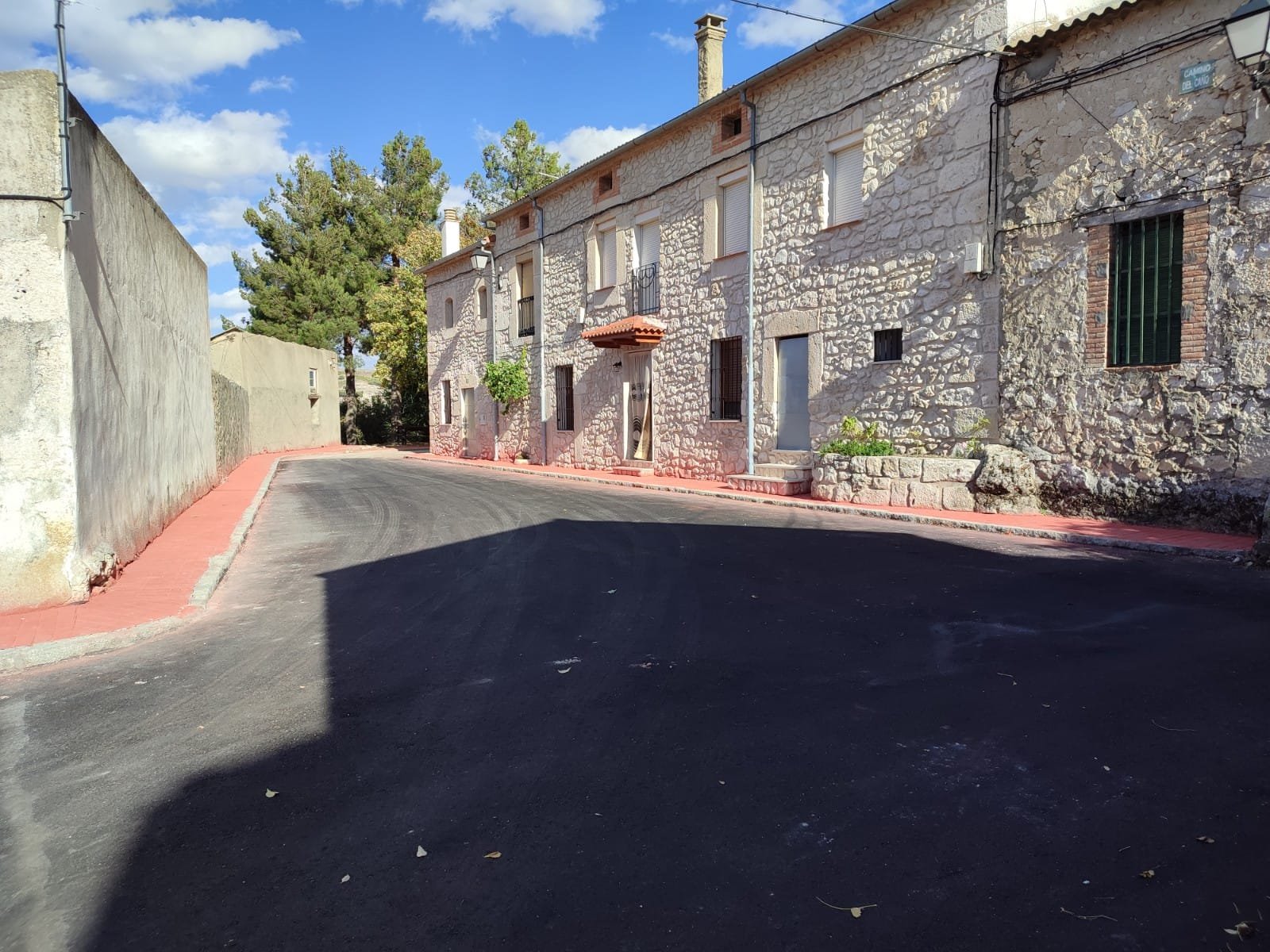 Demolición del firme antiguo en calles de Torre de Peñafiel