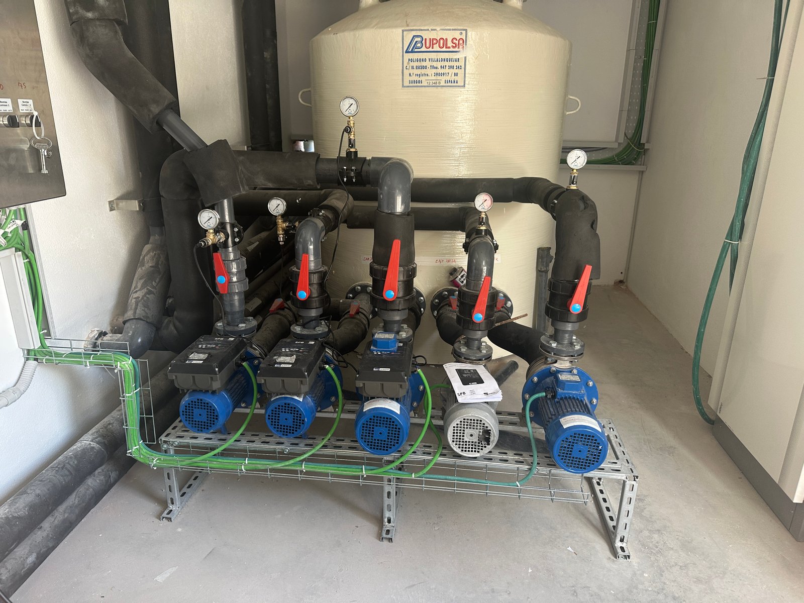 Tuberías calorifugadas de climatización en las instalaciones de Bodegas Valdubón