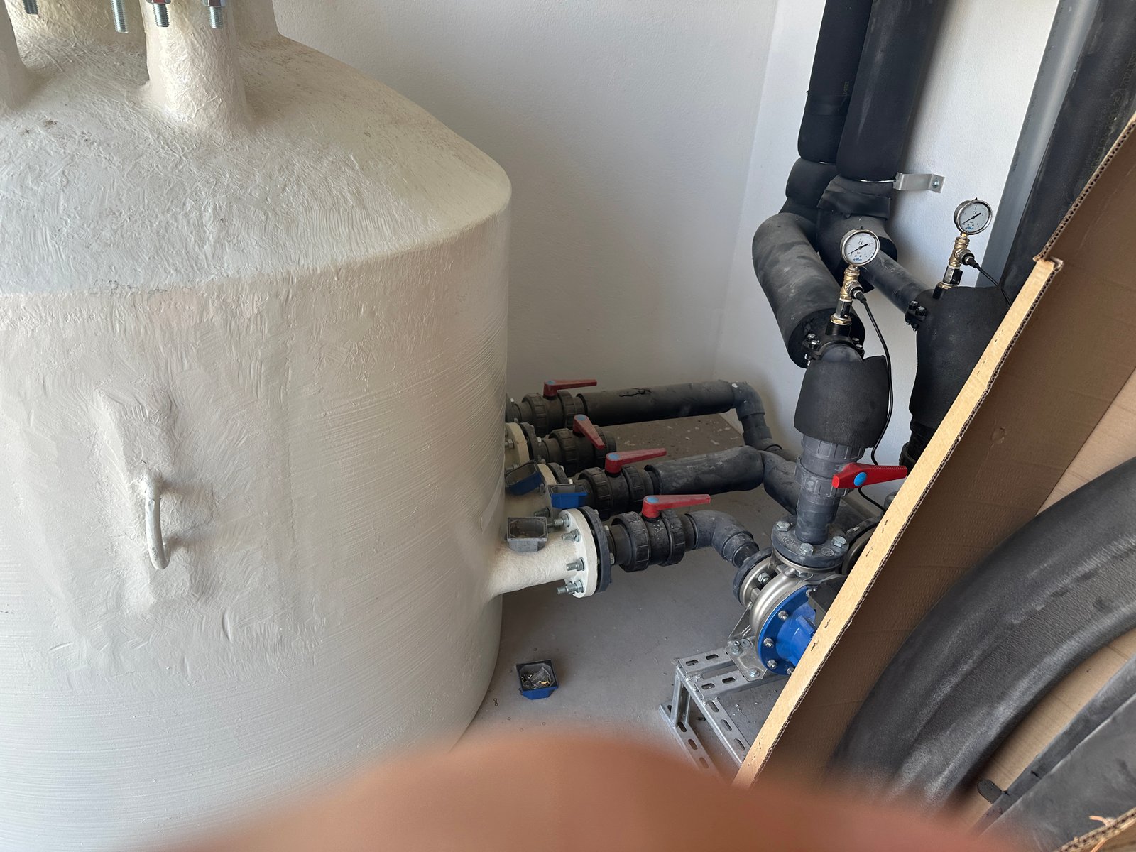 Válvulas y controles de frío/calor de los depósitos de fermentación en Bodegas Valdubón