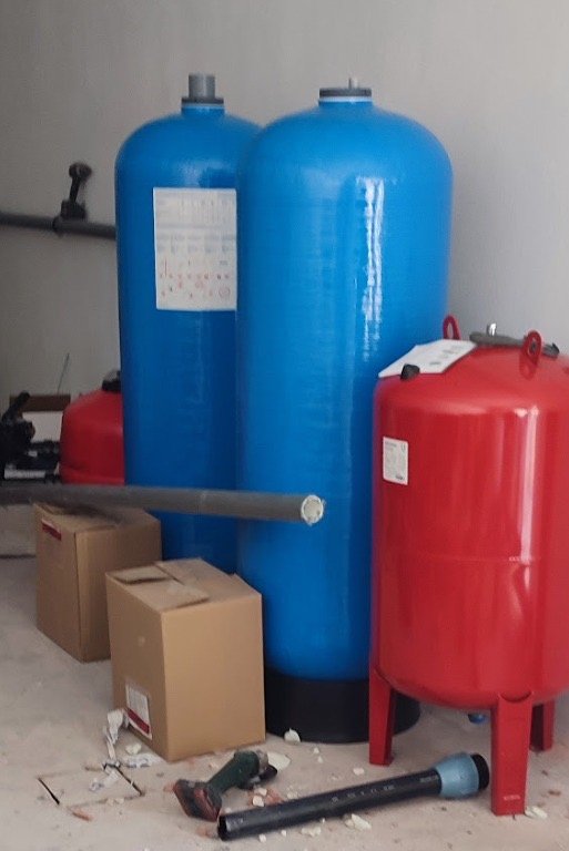 Maquinaria y filtros del sistema de tratamiento de agua en Bodegas Valdubón
