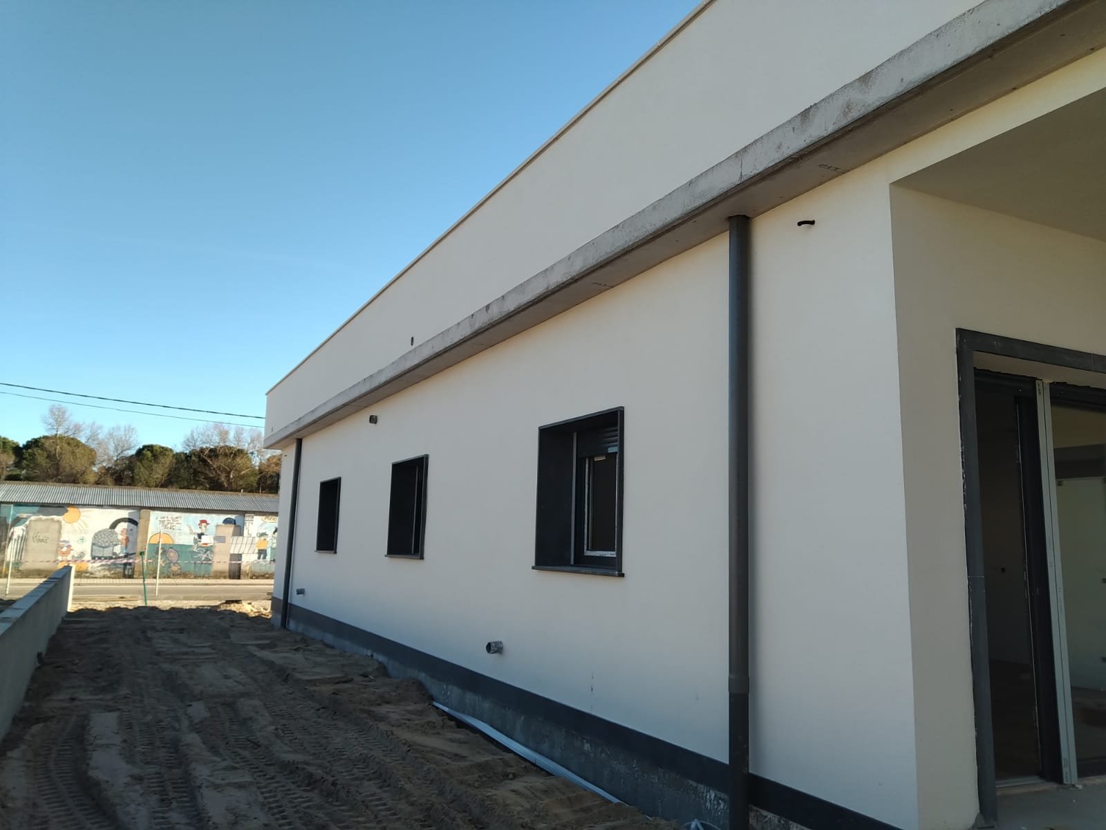 Cerramiento de fachada de ladrillo y colocación de carpintería